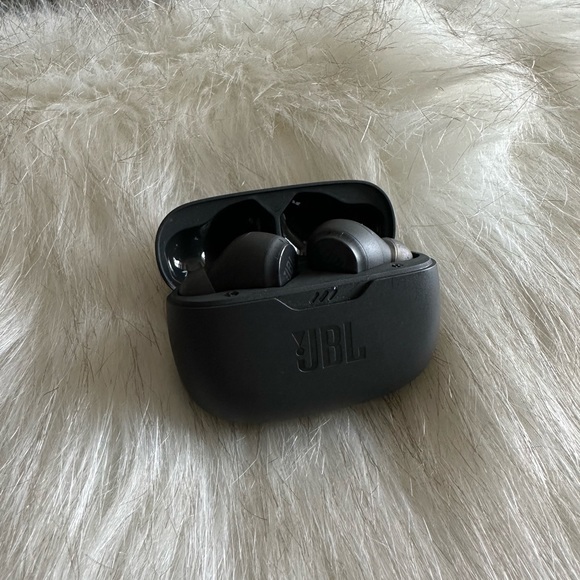 [SOLD] NEW JBL Vibe Beam wireless Bluetooth earbuds - Picture 2 of 8